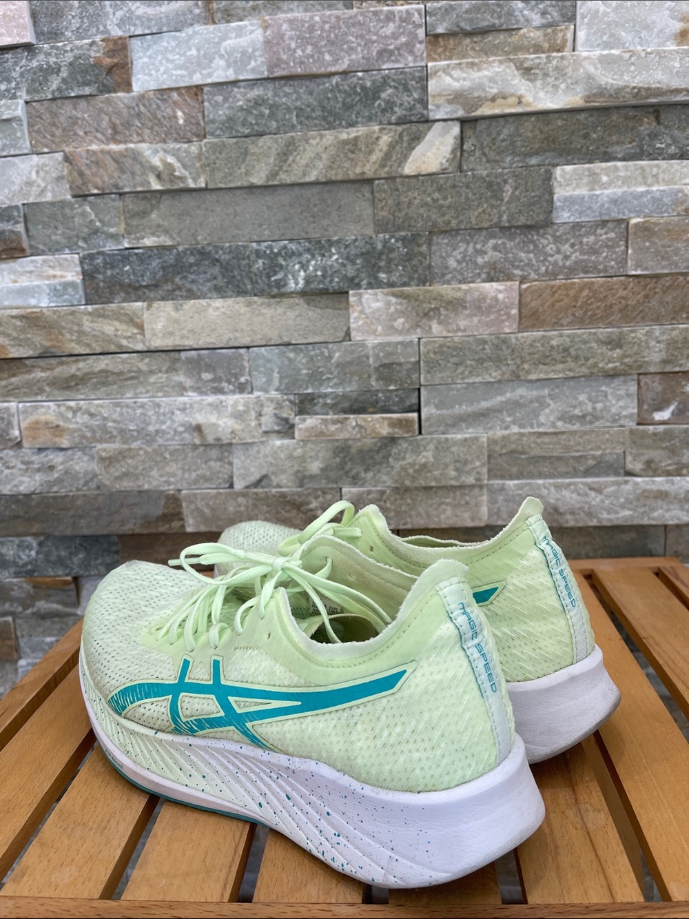 🇨🇦 ASICS Women's Magic Speed Sneaker - Picture 2 of 10